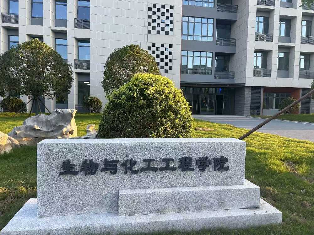 清新区扬州职业大学体育场高杆灯项目